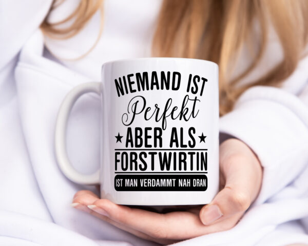 Verdammt nah dran: Forstwirtin | Forst Wirtin - Tasse Weiss - Kaffeetasse / Geschenk / Familie