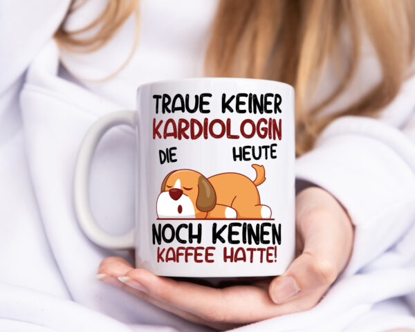 Traue keiner Kardiologin | Kardiologie - Tasse Weiss - Kaffeetasse / Geschenk / Familie