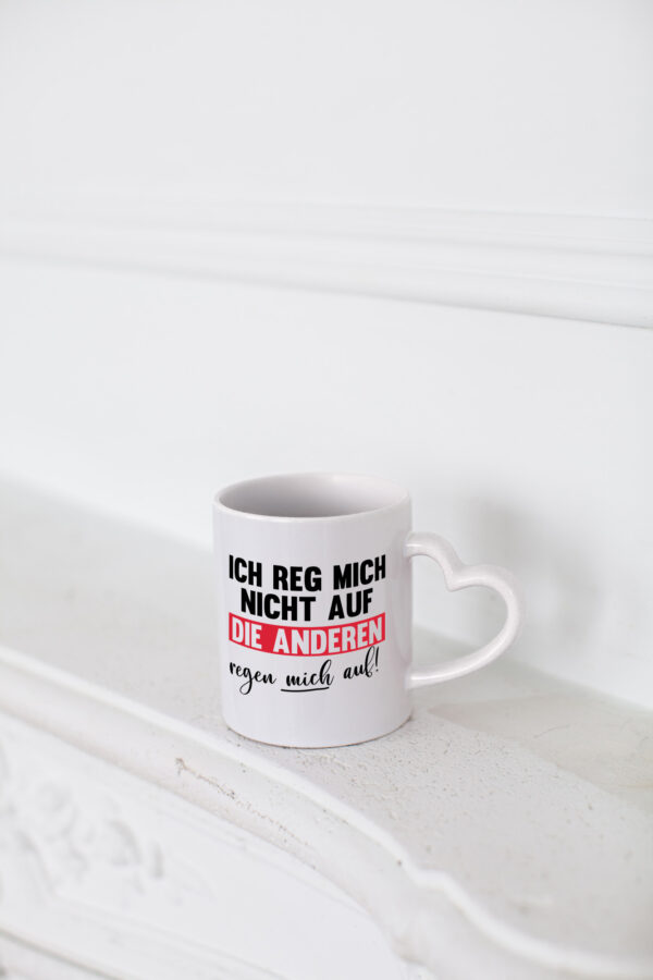 Ich reg mich nicht auf die anderen regen mich auf - Herzhenkel Tasse - Kaffeetasse / Geschenk / Familie