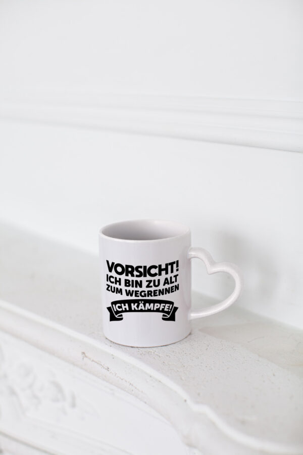 Vorsicht ich bin zu alt zum wegrennen | Ich kämpfe - Herzhenkel Tasse - Kaffeetasse / Geschenk / Familie