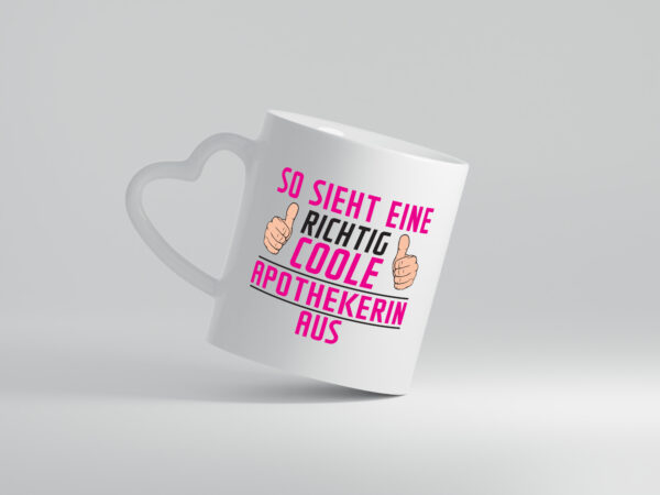 Richtig Coole Apothekerin | Apotheke | Pharmazie - Herzhenkel Tasse - Kaffeetasse / Geschenk / Familie