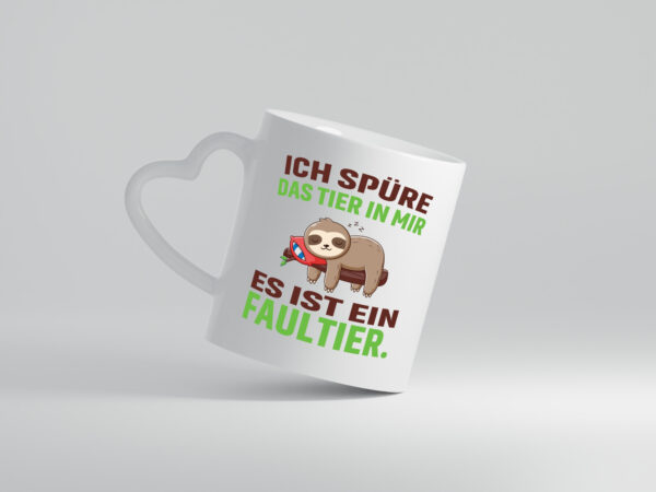 Es ist ein Faultier | Faultier | Müde | Schlafen - Herzhenkel Tasse - Kaffeetasse / Geschenk / Familie