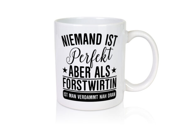 Verdammt nah dran: Forstwirtin | Forst Wirtin - Tasse Weiss - Kaffeetasse / Geschenk / Familie