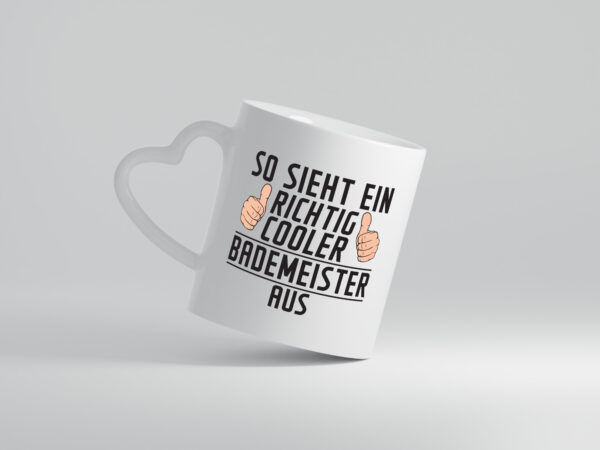 Richtig Cooler Bademeister | Rettungsschwimmer - Herzhenkel Tasse - Kaffeetasse / Geschenk / Familie