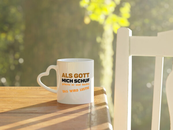 Als Gott mich schuf | Spruch Humor | Das wird lustig - Herzhenkel Tasse - Kaffeetasse / Geschenk / Familie