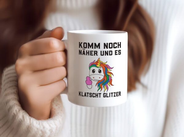 Komm näher, es klatscht Glitzer | Einhorn - Tasse Weiss - Kaffeetasse / Geschenk / Familie