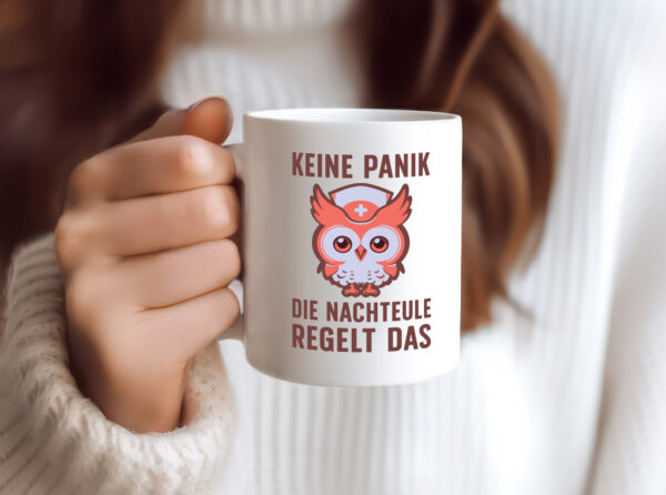 Keine Panik, Nachteule regelt das | Eule | Schwesternhaube - Tasse Weiss - Kaffeetasse / Geschenk / Familie