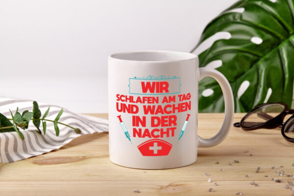 Wir schlafen am Tag | Krankenschwester | Nachtschicht - Tasse Weiss - Kaffeetasse / Geschenk / Familie