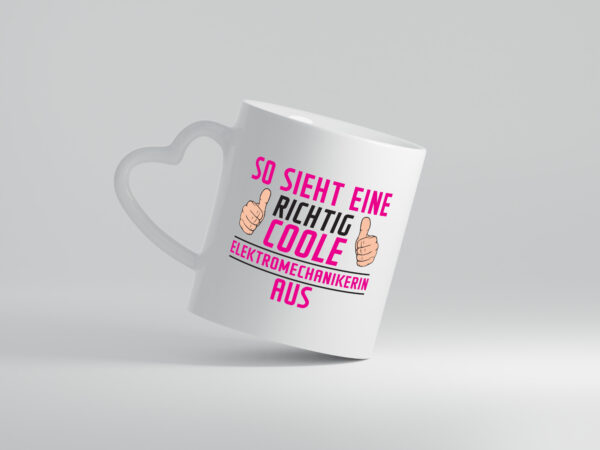 Richtig Coole Elektromechanikerin | Mechanikerin - Herzhenkel Tasse - Kaffeetasse / Geschenk / Familie