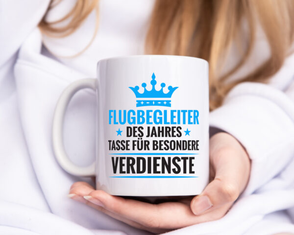 Besonderer Verdienst: Flugbegleiter | Steward | Flughafen - Tasse Weiss - Kaffeetasse / Geschenk / Familie