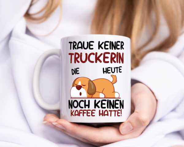 Traue keiner Truckerin | LKW Fahrerin - Tasse Weiss - Kaffeetasse / Geschenk / Familie