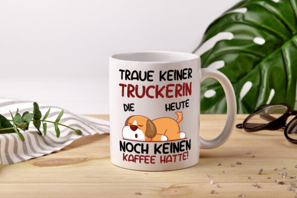 Traue keiner Truckerin | LKW Fahrerin - Tasse Weiss - Kaffeetasse / Geschenk / Familie