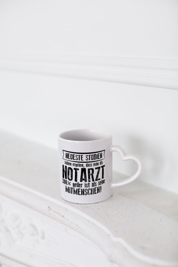 Neuste Studien: Notarzt | Arzt - Herzhenkel Tasse - Kaffeetasse / Geschenk / Familie
