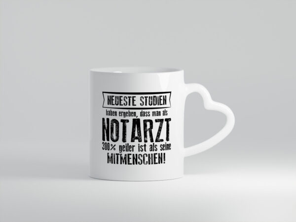Neuste Studien: Notarzt | Arzt - Herzhenkel Tasse - Kaffeetasse / Geschenk / Familie