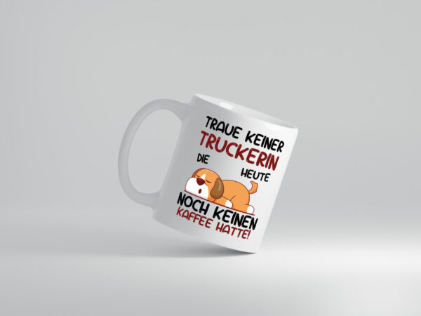 Traue keiner Truckerin | LKW Fahrerin - Tasse Weiss - Kaffeetasse / Geschenk / Familie