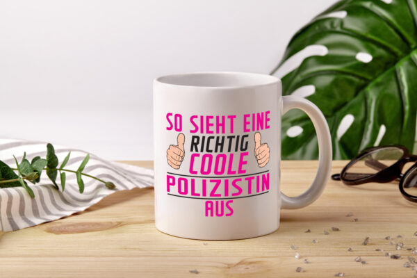 Richtig Coole Polizistin | Beruf Polizei - Tasse Weiss - Kaffeetasse / Geschenk / Familie