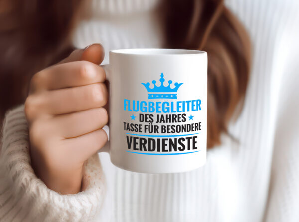 Besonderer Verdienst: Flugbegleiter | Steward | Flughafen - Tasse Weiss - Kaffeetasse / Geschenk / Familie
