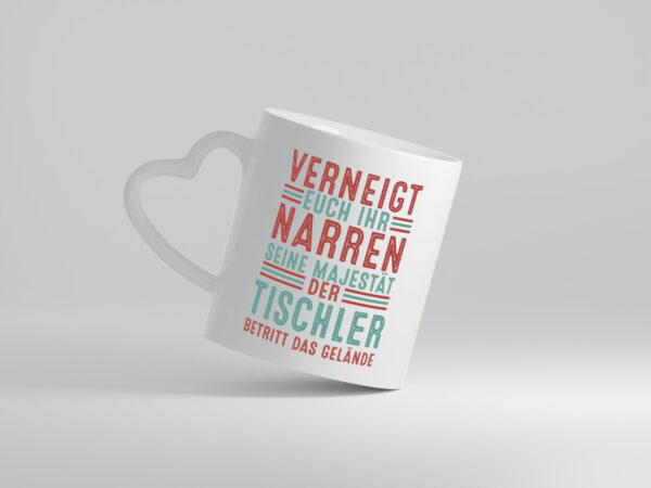 Verneigt euch: Tischler | Handwerk Beruf | Tischlerei - Herzhenkel Tasse - Kaffeetasse / Geschenk / Familie