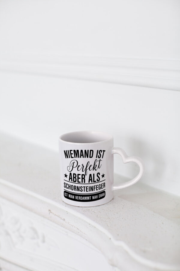 Verdammt nah dran: Schornsteinfeger | Kaminkehrer - Herzhenkel Tasse - Kaffeetasse / Geschenk / Familie