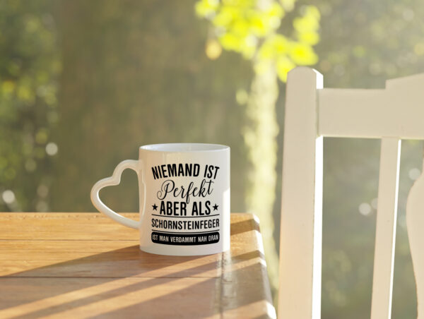Verdammt nah dran: Schornsteinfeger | Kaminkehrer - Herzhenkel Tasse - Kaffeetasse / Geschenk / Familie