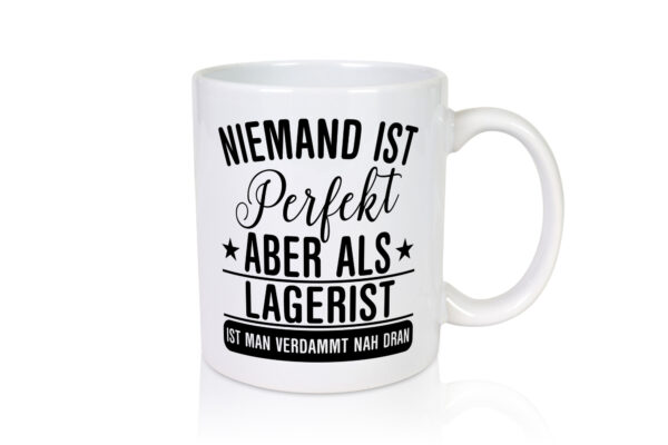 Verdammt nah dran: Lagerist | Lageristen | Lager Arbeiter - Tasse Weiss - Kaffeetasse / Geschenk / Familie