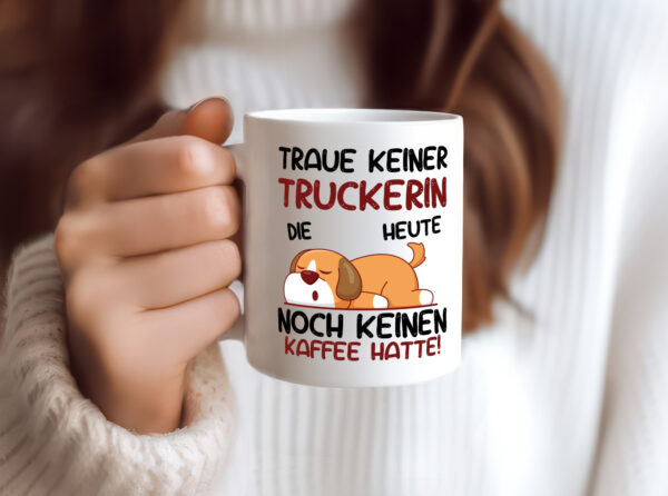 Traue keiner Truckerin | LKW Fahrerin - Tasse Weiss - Kaffeetasse / Geschenk / Familie