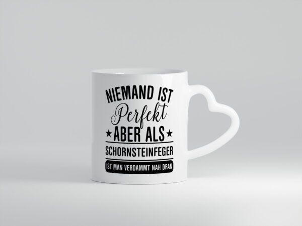 Verdammt nah dran: Schornsteinfeger | Kaminkehrer - Herzhenkel Tasse - Kaffeetasse / Geschenk / Familie