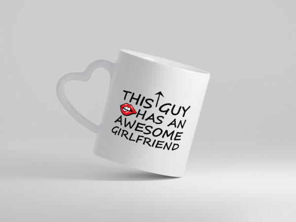 This Guy has an awesome Girlfriend - Herzhenkel Tasse - Kaffeetasse / Geschenk / Familie