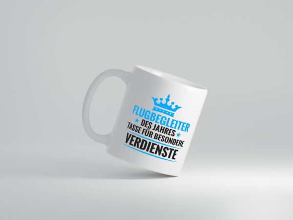 Besonderer Verdienst: Flugbegleiter | Steward | Flughafen - Tasse Weiss - Kaffeetasse / Geschenk / Familie