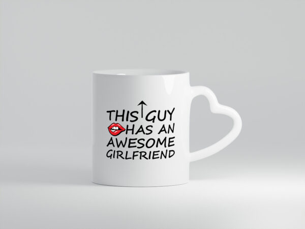 This Guy has an awesome Girlfriend - Herzhenkel Tasse - Kaffeetasse / Geschenk / Familie