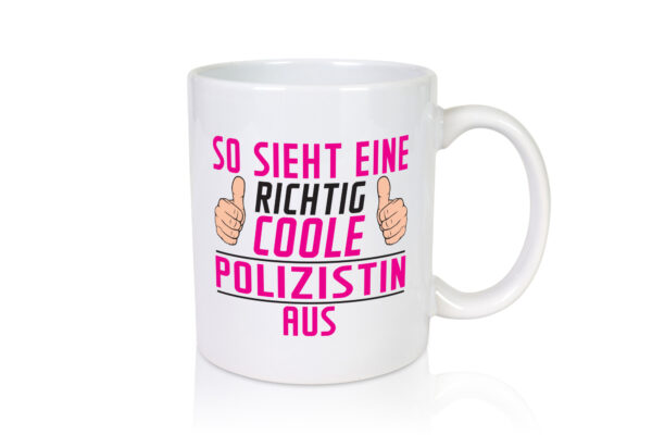 Richtig Coole Polizistin | Beruf Polizei - Tasse Weiss - Kaffeetasse / Geschenk / Familie