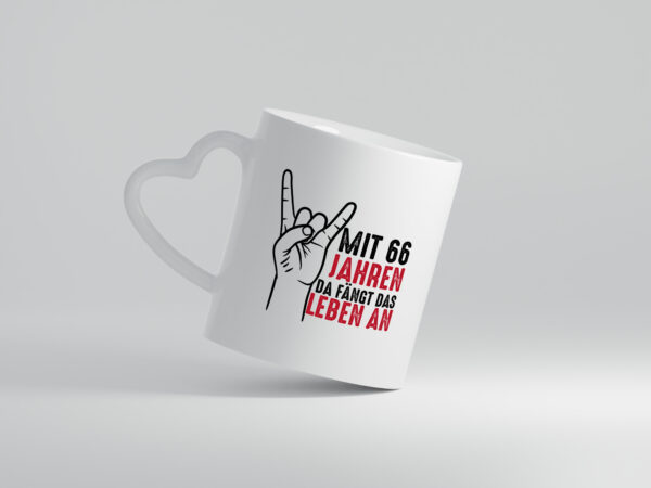 66. Geburtstag | mit 66 fängt das leben an. | 66 Jahre - Herzhenkel Tasse - Kaffeetasse / Geschenk / Familie