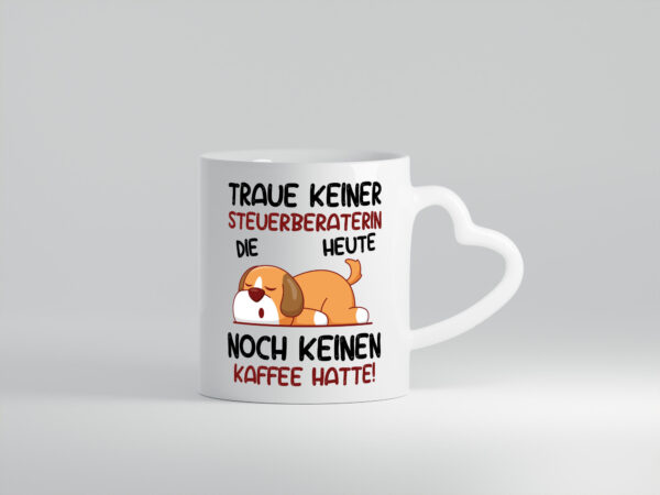 Traue keiner Steuerberaterin | Steuer Beratung - Herzhenkel Tasse - Kaffeetasse / Geschenk / Familie