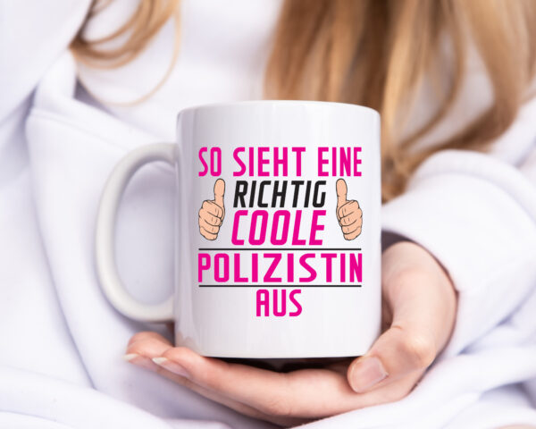 Richtig Coole Polizistin | Beruf Polizei - Tasse Weiss - Kaffeetasse / Geschenk / Familie