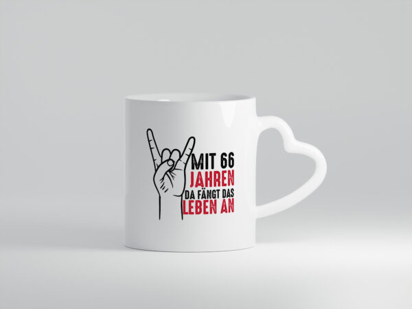 66. Geburtstag | mit 66 fängt das leben an. | 66 Jahre - Herzhenkel Tasse - Kaffeetasse / Geschenk / Familie