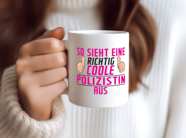Richtig Coole Polizistin | Beruf Polizei - Tasse Weiss - Kaffeetasse / Geschenk / Familie