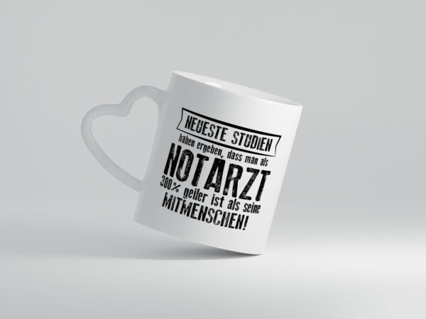 Neuste Studien: Notarzt | Arzt - Herzhenkel Tasse - Kaffeetasse / Geschenk / Familie