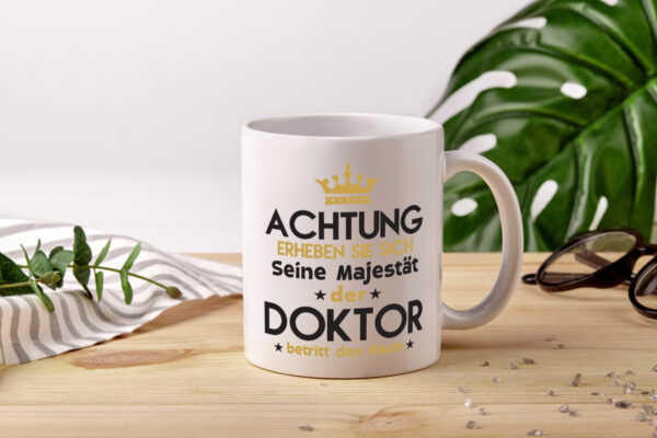 Seine Majestät Doktor | Doktorand | Doktortitel - Tasse Weiss - Kaffeetasse / Geschenk / Familie