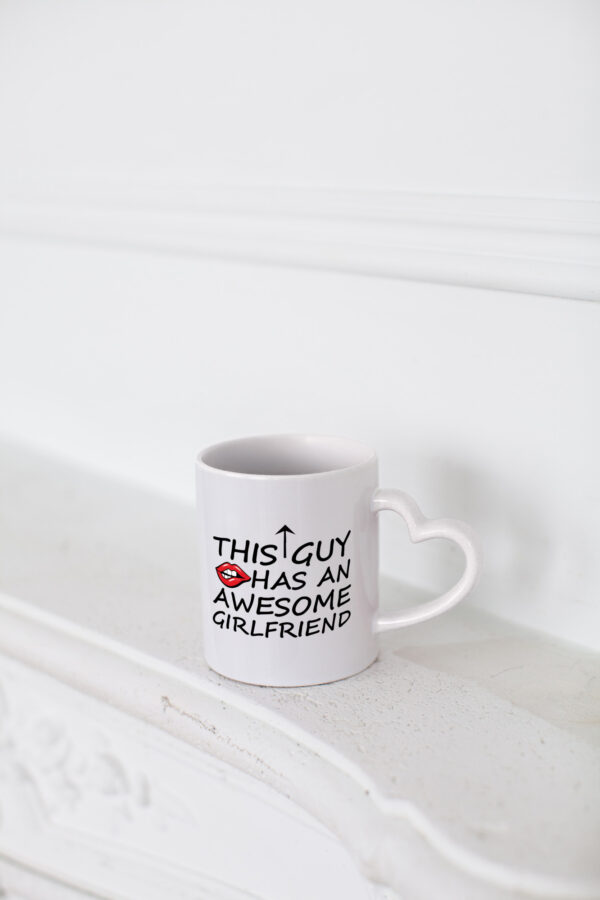 This Guy has an awesome Girlfriend - Herzhenkel Tasse - Kaffeetasse / Geschenk / Familie