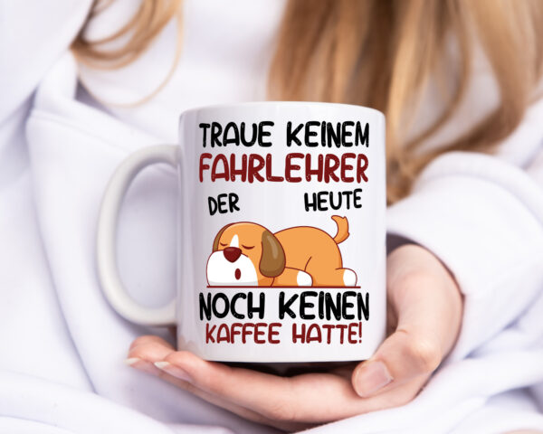 Traue keinem Fahrlehrer | Fahrschule - Tasse Weiss - Kaffeetasse / Geschenk / Familie
