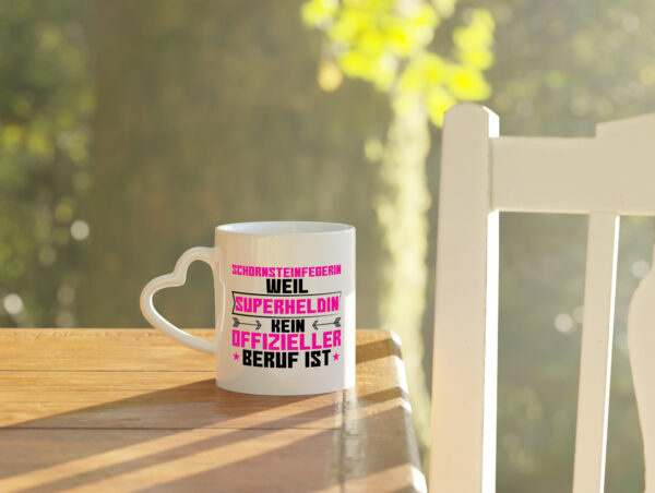 Superheldin Schornsteinfegerin | Kaminkehrer | Handwerk - Herzhenkel Tasse - Kaffeetasse / Geschenk / Familie