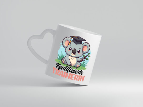 Koalifizierte Trainerin | Sportverein | Humor - Herzhenkel Tasse - Kaffeetasse / Geschenk / Familie