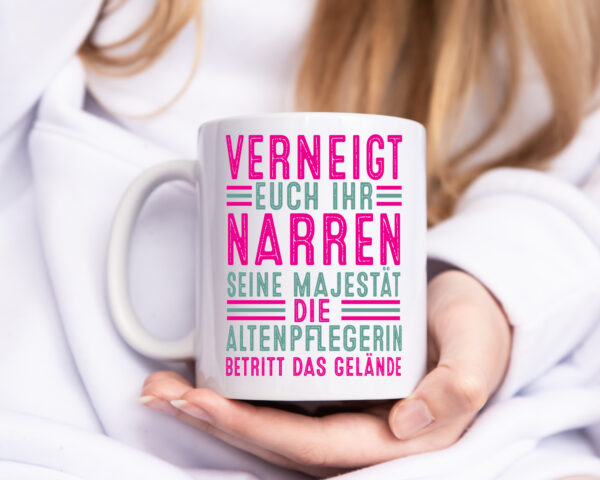 Verneigt euch: Altenpflegerin | Pflegepersonal | Pflege - Tasse Weiss - Kaffeetasse / Geschenk / Familie