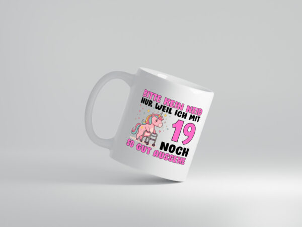 19. Geburtstag | 19 Jahre | Mit 19 noch so gut aussehen - Tasse Weiss - Kaffeetasse / Geschenk / Familie