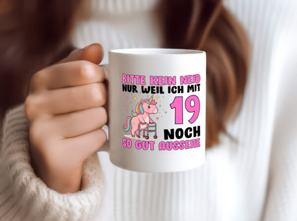 19. Geburtstag | 19 Jahre | Mit 19 noch so gut aussehen - Tasse Weiss - Kaffeetasse / Geschenk / Familie