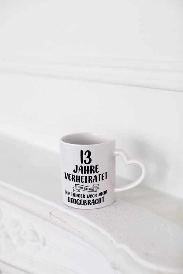 13 Jahre Verheiratet, immer noch am Leben! - Herzhenkel Tasse - Kaffeetasse / Geschenk / Familie