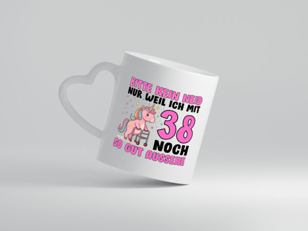38. Geburtstag | 38 Jahre | Mit 38 noch so gut aussehen - Herzhenkel Tasse - Kaffeetasse / Geschenk / Familie