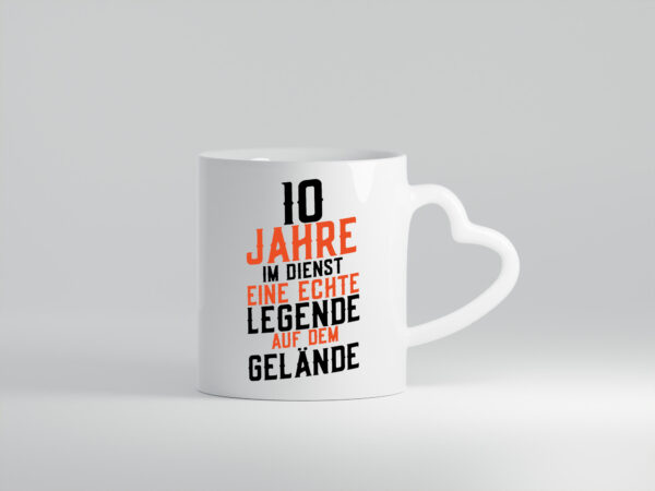 10 Jahre im Dienst | Legende | Jubiläum | Kollege | Arbeit - Herzhenkel Tasse - Kaffeetasse / Geschenk / Familie