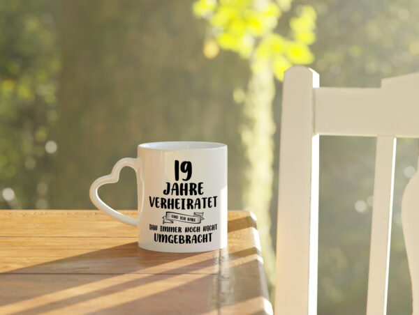 19 Jahre Verheiratet, immer noch am Leben! - Herzhenkel Tasse - Kaffeetasse / Geschenk / Familie