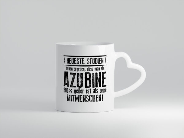 Neuste Studien: Azubine | Ausbildung | Lehre | Lehrling - Herzhenkel Tasse - Kaffeetasse / Geschenk / Familie